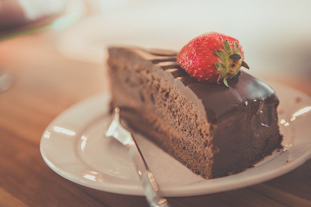 gâteau au chocolat avec une fraise sur le dessus