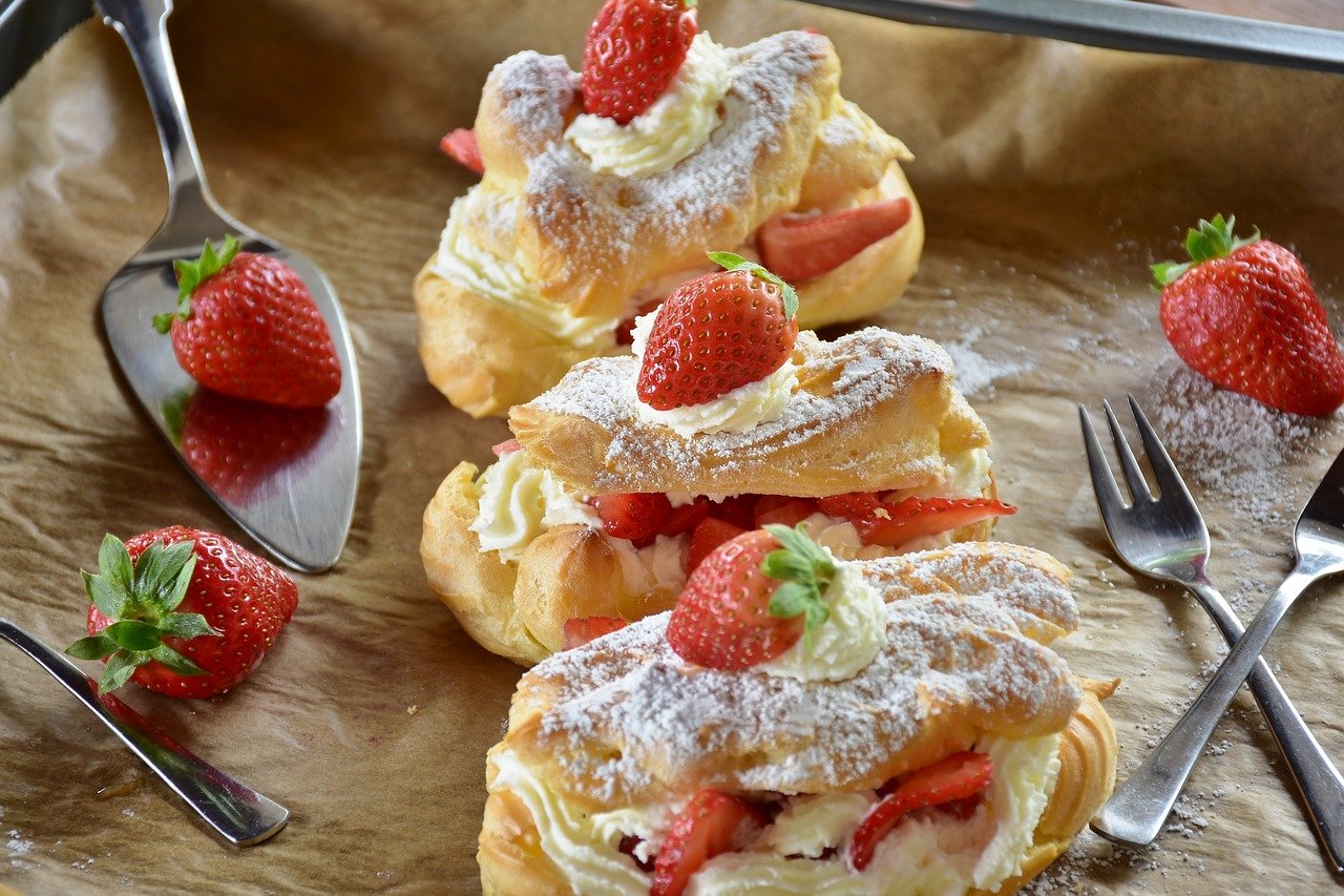 cours de pâtisserie avec gâteaux à la crème et aux fraises